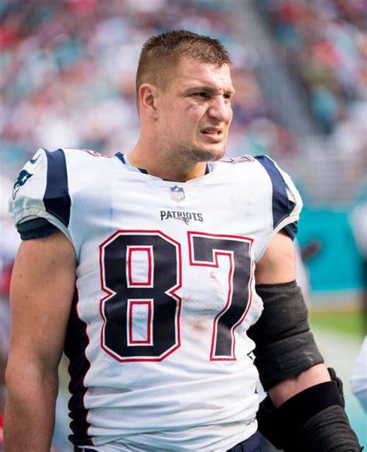 
1.98 m Tall American Footballer Rob Gronkowski's Earning From his Profession and Net Worth He has Achieved