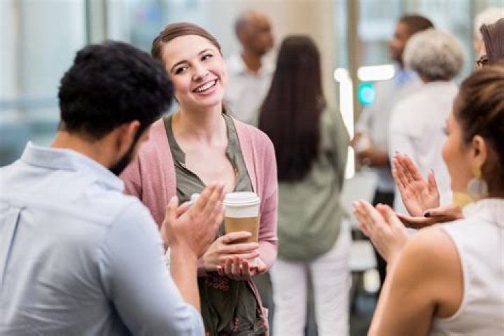 23 Ways to Be a Nicer Person, According to Mental Health Experts