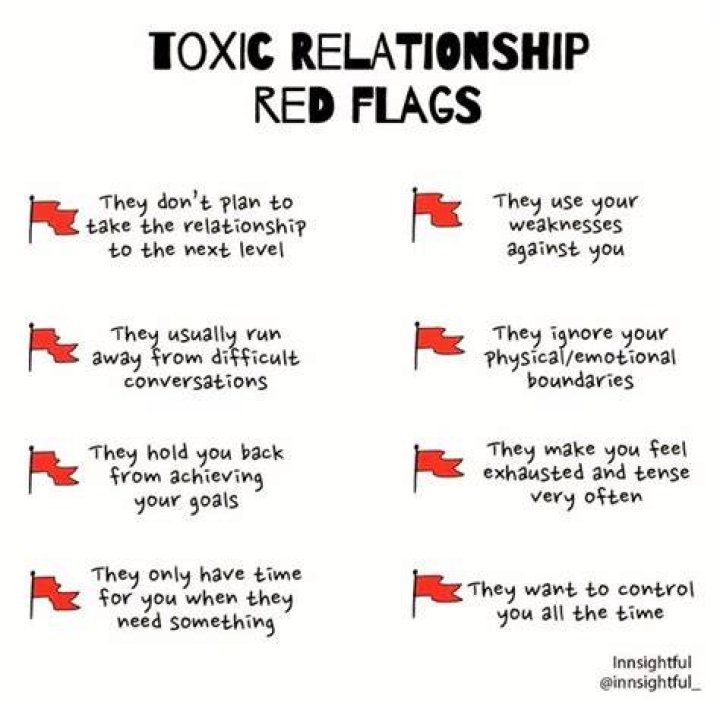 5 Red Flags That Your Partner Is a Narcissist, According to Therapists