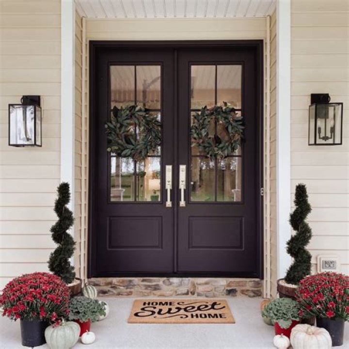 A Mystery Guest At Elizabeth's Front Door