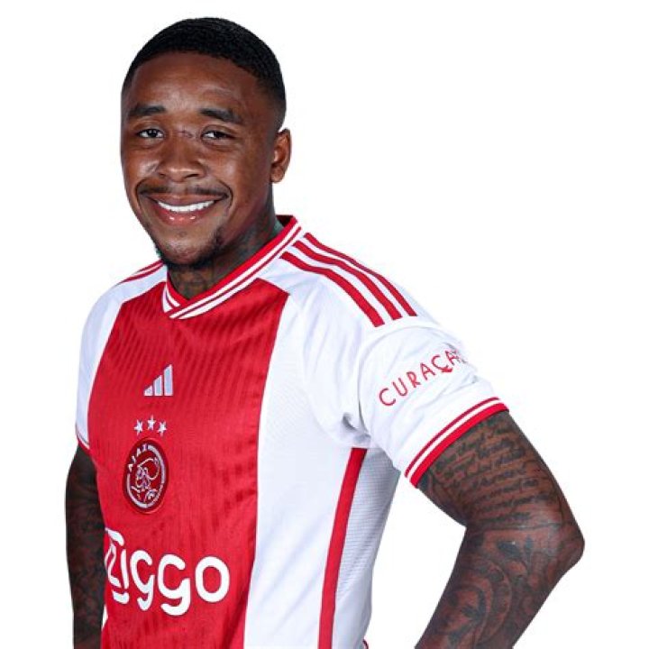 Ajax's Winger Steven Bergwijn Bio, Age, Net Worth, Salary, Contract, Goal, Wife, & Son