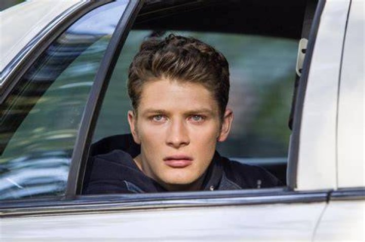 BRETT DIER – Celeb Secrets