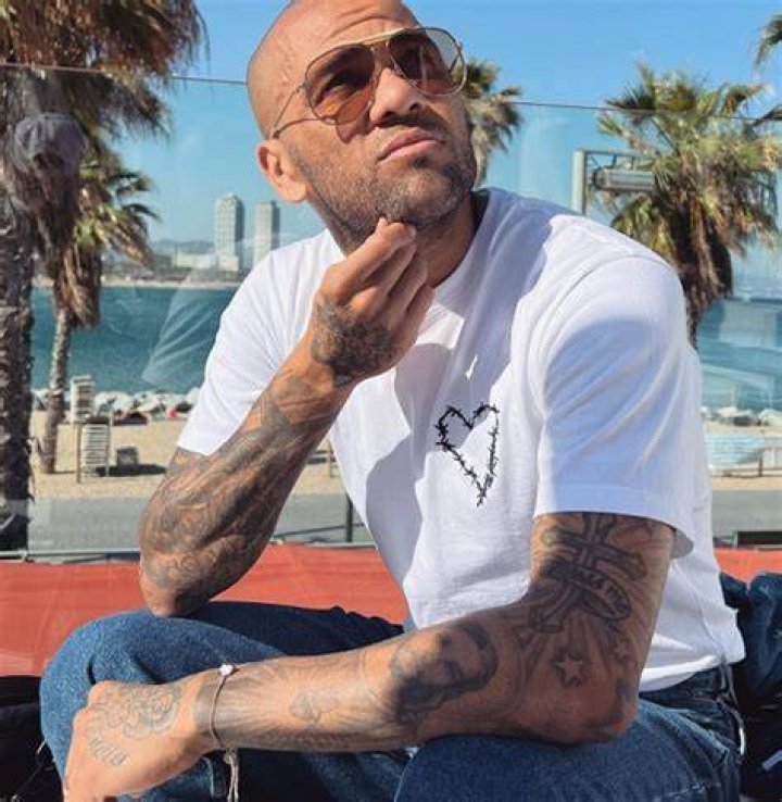 Dani Alves | Bio, Salary, Net Worth, Wife, Kids, Ex-Girlfriend, Stats, FIFA 22, Instagram, Transfermrkt, Market Valeu