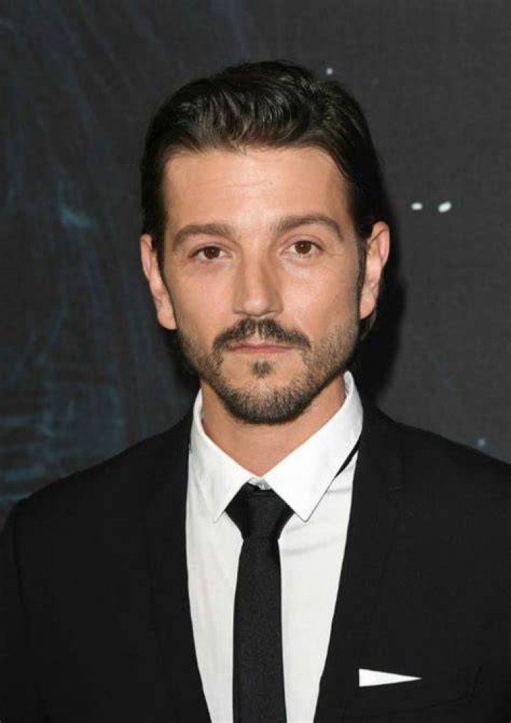 Diego Luna Height, Weight, Age, Girlfriend, Family, Facts, Biography
