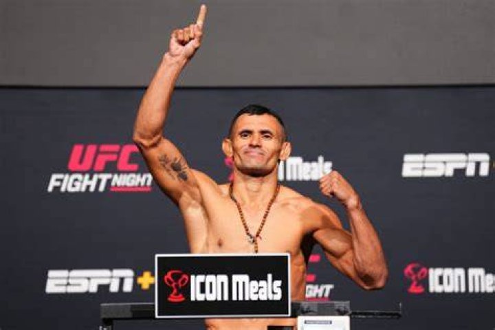 Douglas Silva de Andrade UFC Stats, Next Fight, Salary, Girlfriend, Wife, Affair, Family