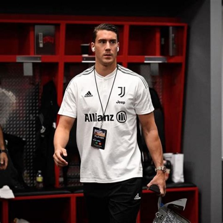 Dusan Vlahovic Bio, Age, Net Worth, Salary, Market Value, Stats, Transfer, & Girfriend