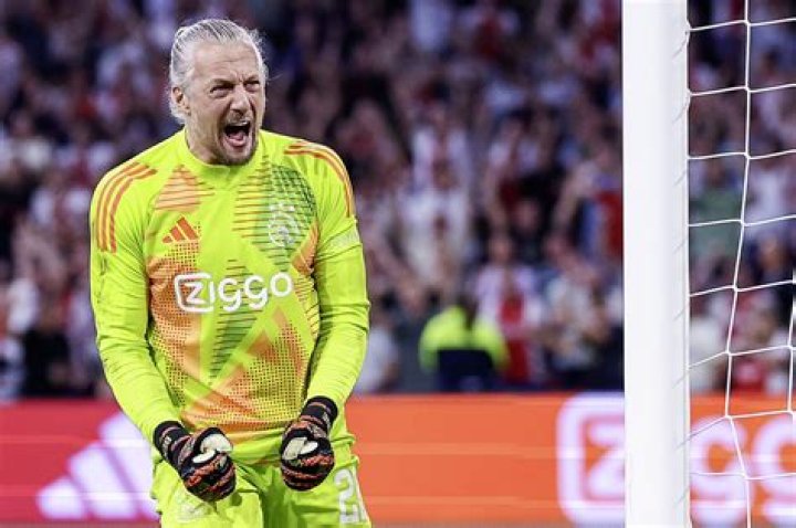 Dutch Goalkeeper Remko Pasveer's Salary, Net Worth, Age, Wiki, Parents, Girlfriend, Wife, Transfer, Stats, Instagram