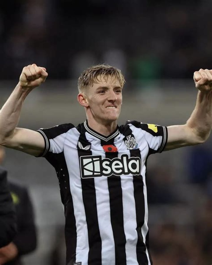 Footballer Pierre Kunde's Girlfriend, Salary, Net Worth, Stats, FIFA 22, Instagram, Parents, Height, Market Value, Transfers
