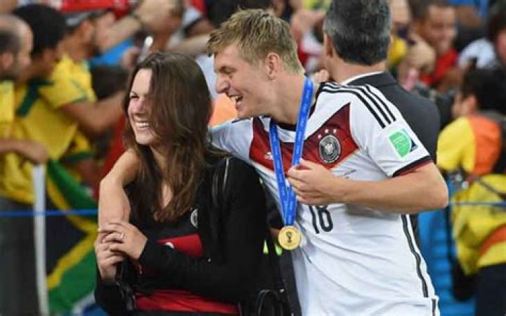 
German Professional Footballer Toni Kroos is Living Happily with his Wife Jessica Farber; Has two Children
