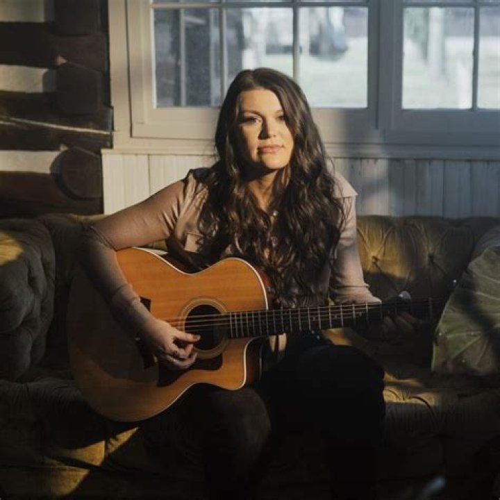 Hire Mae Estes for a Corporate Event or Performance Booking.