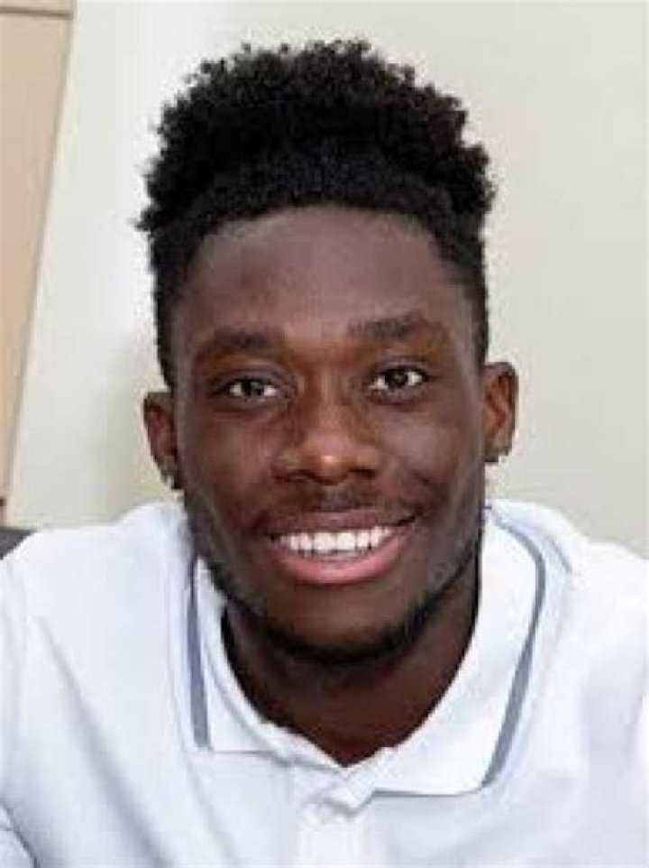 Histoire de l'enfance d'Alphonso Davies et faits biographiques inchangés