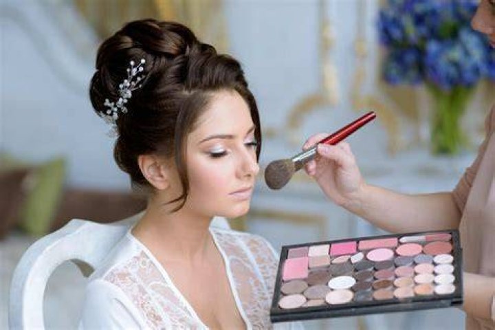 I'm a Makeup Artist and These Beauty Tricks "Make Everyone Look Attractive"