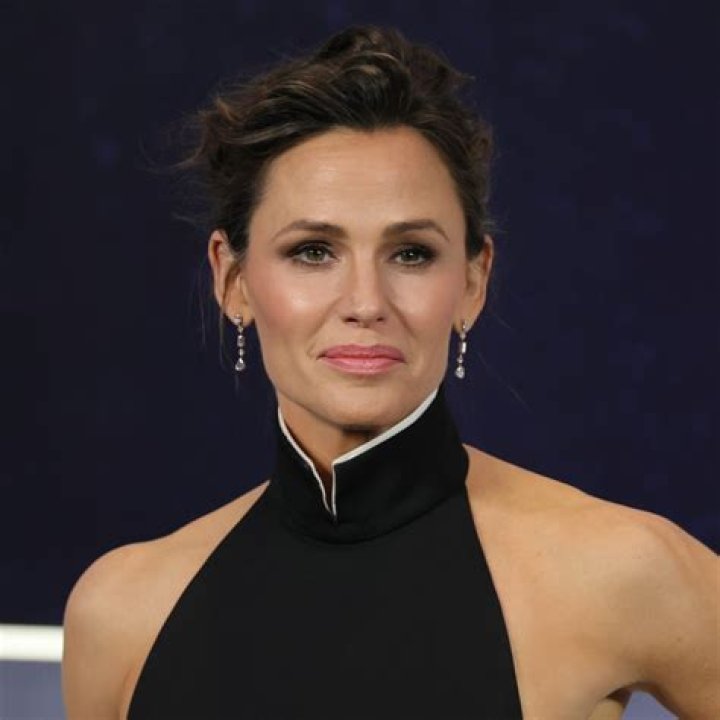 Is Jennifer Garner Right or Left-Handed?