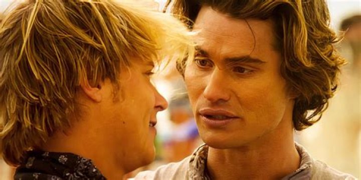 Is ‘Outer Banks’ Star Chase Stokes Right or Left-Handed?