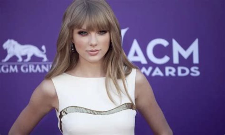 Is Taylor Swift Left Handed?