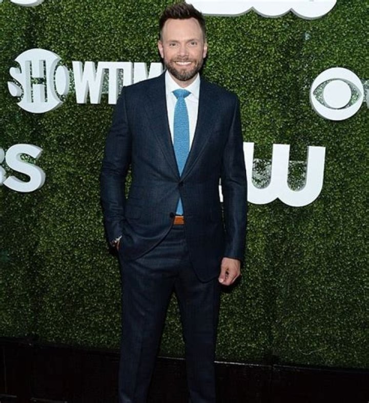 Joel McHale Height, Weight, Age, Spouse, Family, Facts, Biography