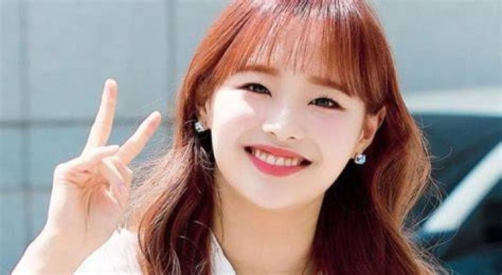 Kim Ji-woo (Chuu) Height, Weight, Age, Boyfriend, Family, Biography