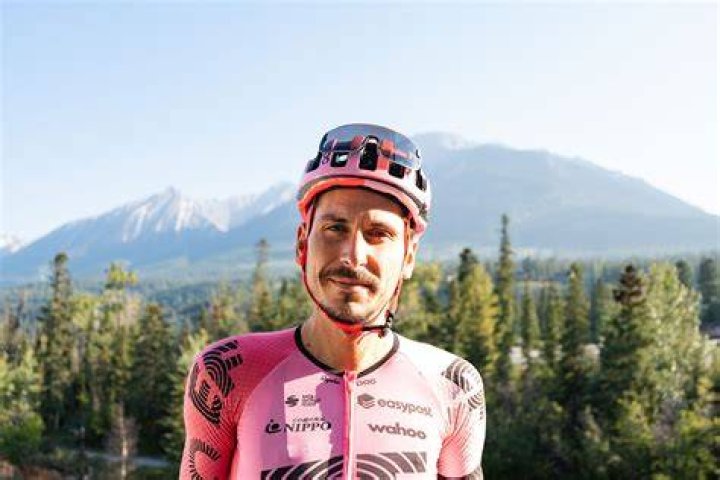 Lachlan Morton Bio, Age, Net Worth, Salary, Pro Cycling Stat, Married, & Wife