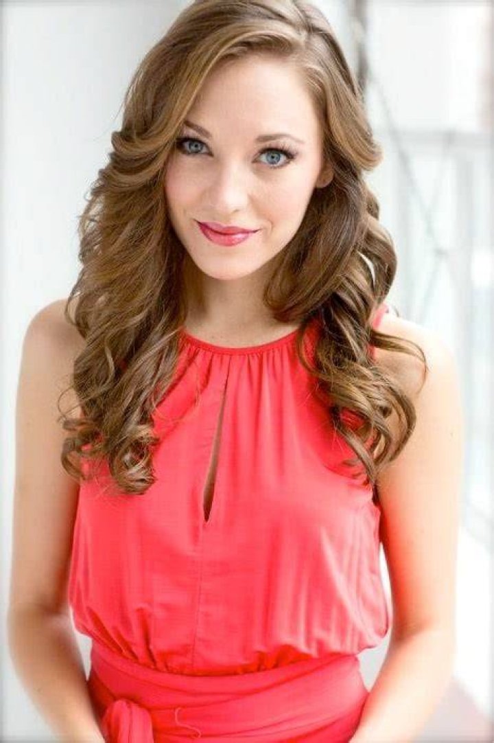 Laura Osnes Height, Weight, Age, Spouse, Biography, Family, Facts