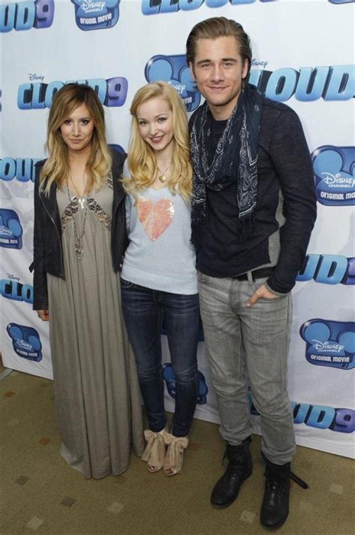 LUKE BENWARD, DOVE CAMERON – Celeb Secrets