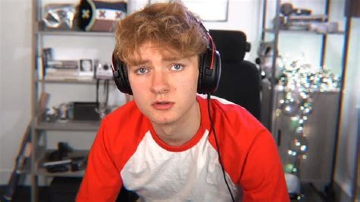 TommyInnit net worth, income and estimated earnings of Youtuber channel