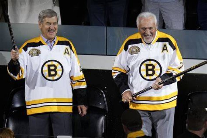 Veteran NHL player, Bobby Orr has an estimated net worth of $35 million, know his NHL career earning, married life, wife, & children