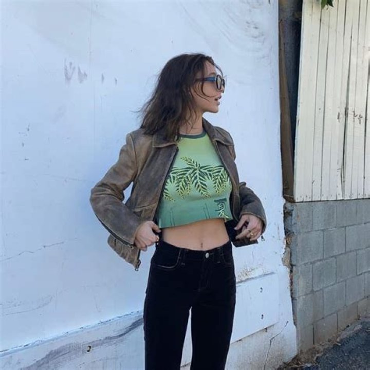 What Dress Size Is Emma Chamberlain?