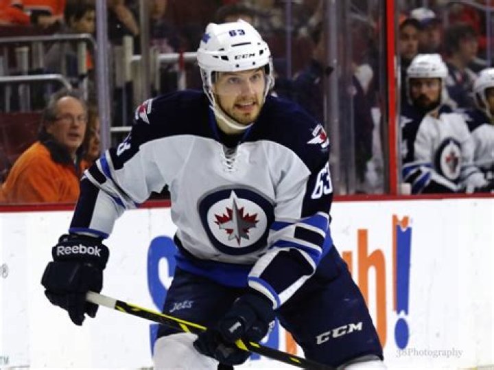 Winnipeg Jets defender Ben Chiarot Bio, salary, net worth, career, cap hits, spouse, wife, Girlfriend, facts, Stats